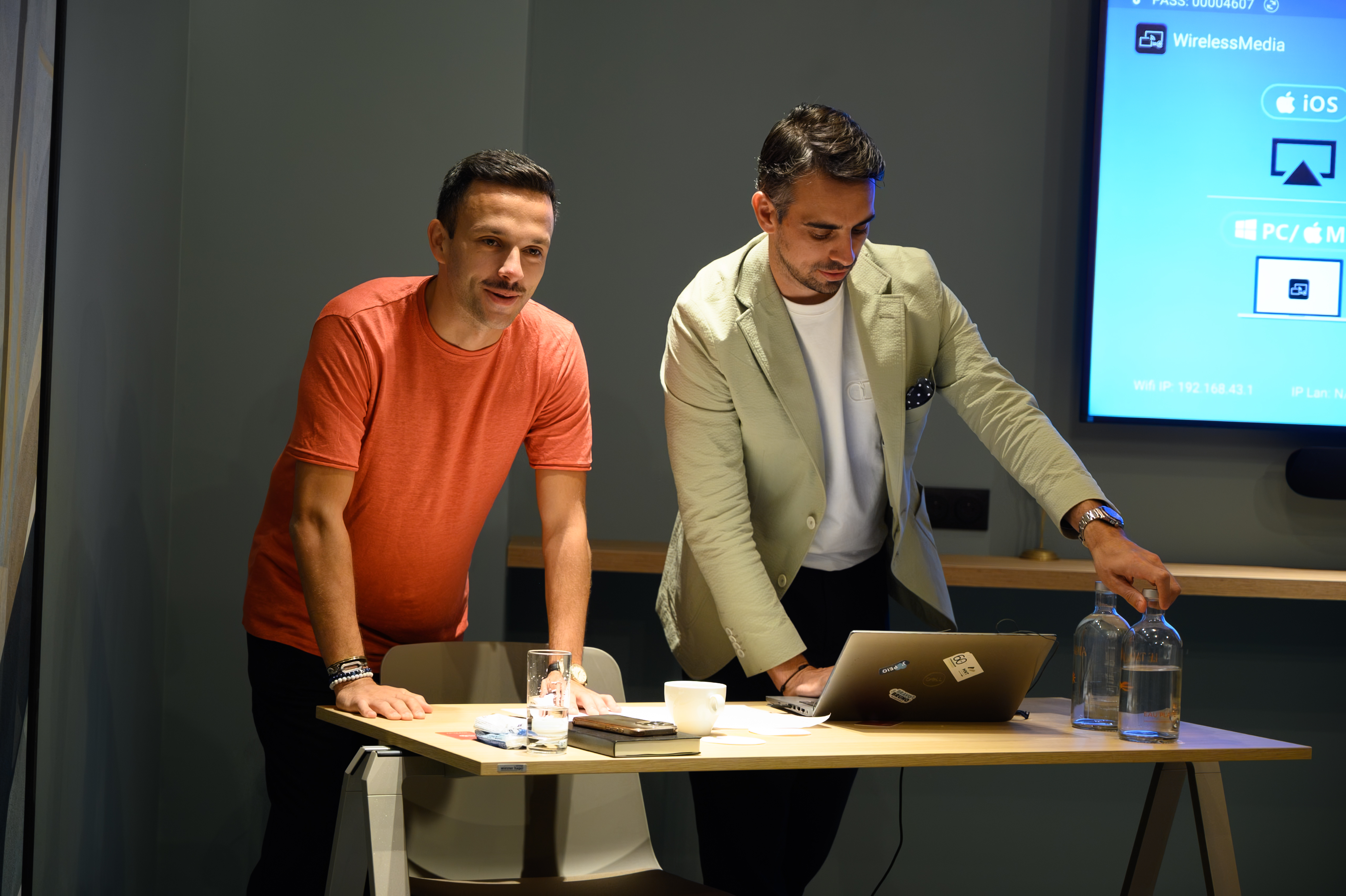 Associés Infinitif en salle de réunion
